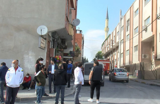 Bağcılar'da yangın çıktı meraklılar sosyal mesafeyi unuttu