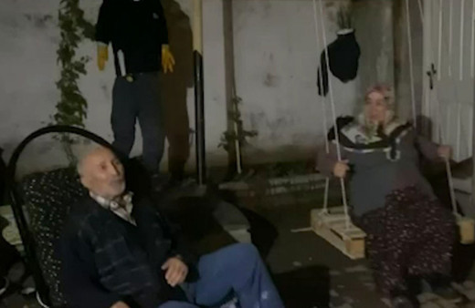 Koronavirüs nedeniyle evde kalan yaşlı çiftin salıncaklı türkülü eğlencesi