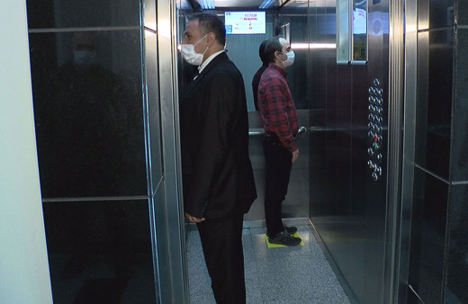 Koronavirüse karşı asansörlerde sosyal mesafe düzeni