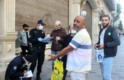 Polis maskesiz dolaşanlara ceza kesti