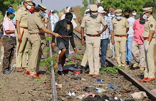 Raylarda uyuyan işçilere tren çarptı! 14 işçi feci şekilde can verdi