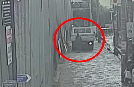 Kuşadası’nda kamyonetin altında kalan adam ölümden döndü