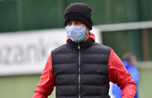 Yeşil sahalara korona ayarı Manisa'da maskeli idman