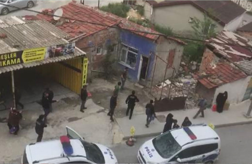 Yer Arnavutköy! 13 yaşındaki kızı taciz eden 3 kişiyi mahalleli yakalayıp polise teslim etti