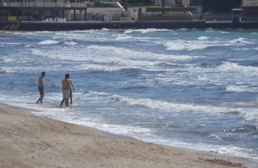 Aydın Kuşadası'nda yasağa rağmen denize girdiler