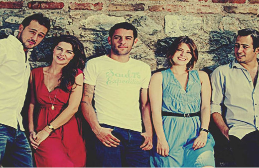 Kavak Yelleri oyuncuları yeniden buluştu! Pinhani'den Dön Bak Dünyaya klibi