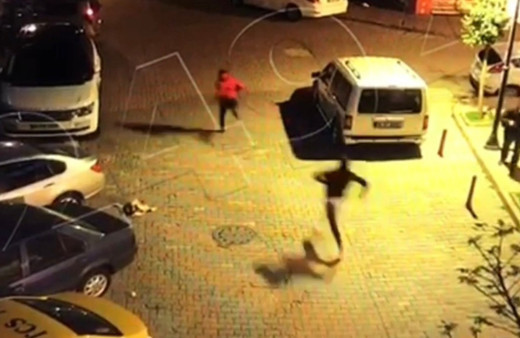 İstanbul’da amatör futbolcuya kapkaç dehşeti kamerada
