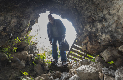 Mersin'de 15 yıldır mağarada yaşayan Zekai amcanın ders niteliğindeki sözleri