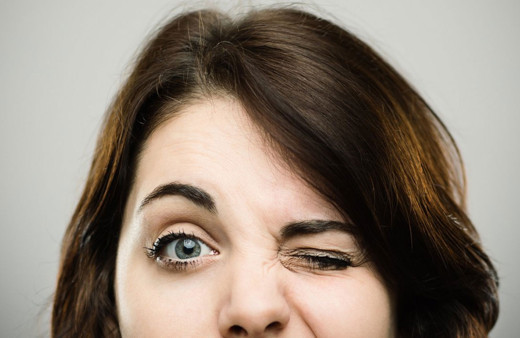 Göz seğirmesinin nedeni nedir ciddi bir durumun belirtisi mi?