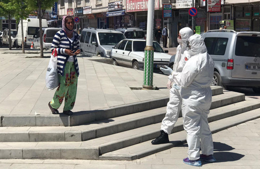 Koronavirüs şüphesiyle hastaneye götürülmek istenen kadının ikna anları