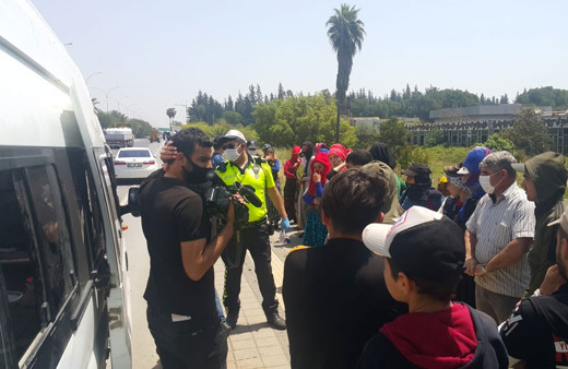 Adana'da 14 kişilik araçtan 35 kişi çıktı