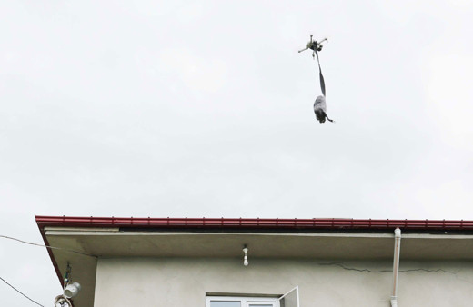 Rizeli muhtar drone ile maske dağıtıyor