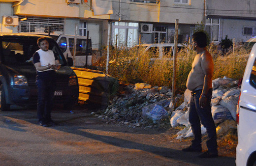 Yarı çıplak halde elindeki ekmek bıçağıyla intihara kalkıştı