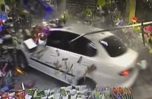 Lastiği patlayan otomobil akaryakıt istasyonuna daldı! Faciaya kıl payı