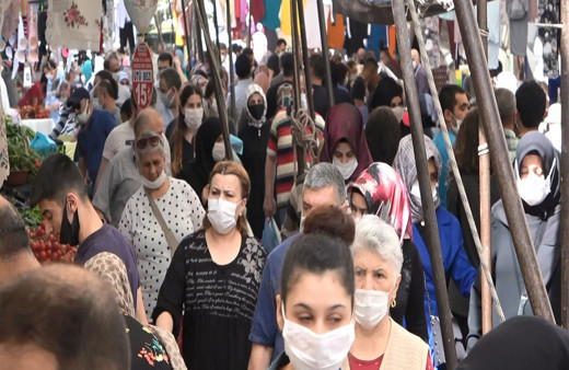Avcılar'daki semt pazarında akılalmaz yoğunluk