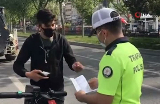 Beşiktaş'ta trafik denetiminde takılan gencin polisle ilginç diyaloğu