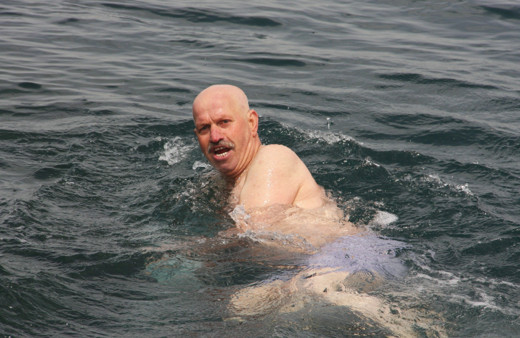 İstanbul'da 65 yaş üstü vatandaşlar denize koştu izin günü manzarası