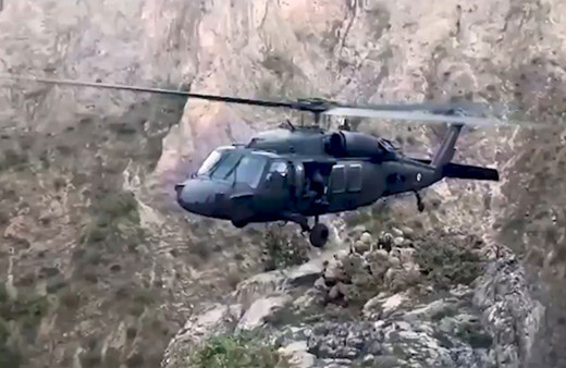 Helikopter pilotunun Mehmetçiği tek tekerle tahliyesi nefes kesti!