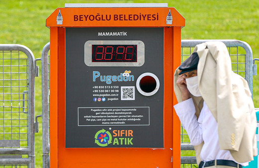 65 yaş üstü aşırı sıcağı dinlemedi sokaklara koştu! İşte sımsıcak görüntüler