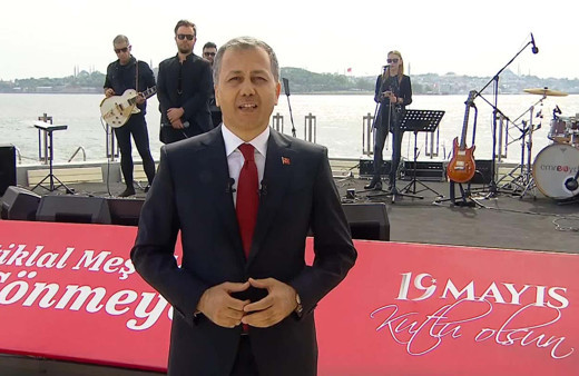 İstanbul Valiliği'nden Kız Kulesi'nde Emre Aydın konseri