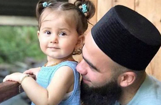 Cipiyle geri manevra yaparken 2 yaşındaki kızını ezerek öldürdü!