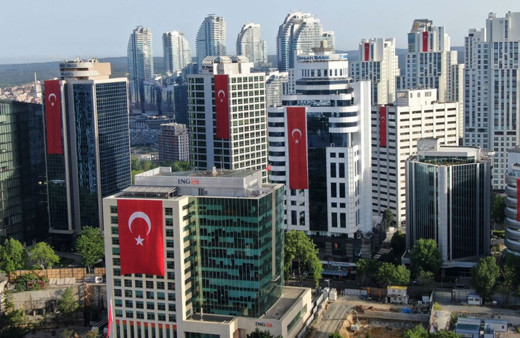 19 Mayıs'ta İstanbul'un gökdelenleri yine kırmızı beyaza büründü