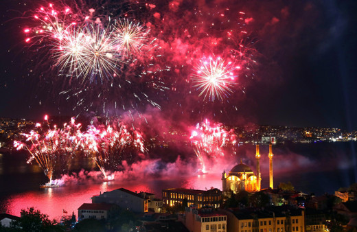 İstanbul Boğazı'ndaki 19 Mayıs kutlamaları göz kamaştırdı