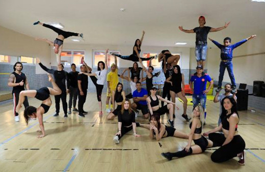 Korona nedeniyle Antalya'da mahsur kalan 45 akrobat ve dansçı depoda form tutuyor