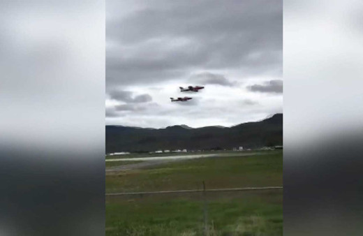 Kanada'da gösteri uçağının düştüğü anlar böyle görüntülendi