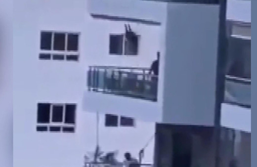 Tepki çeken görüntü! Çocuğuna 8'inci kattaki balkona salıncak kurdu