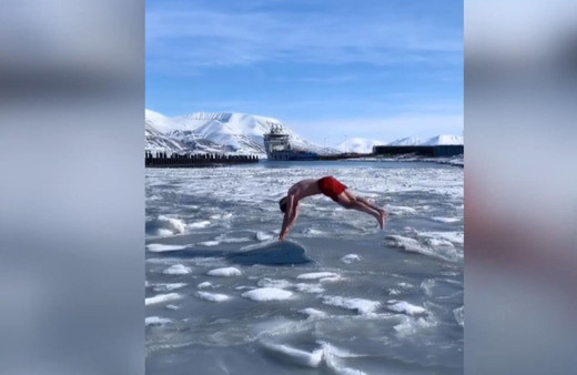 Buzullara aldırmadan şortuyla yüzdü sosyal medyada izlenme rekoru kırdı