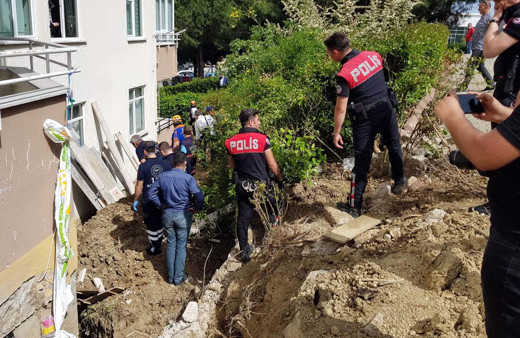 Tekirdağ'da duvar inşaatında 2 işçi toprak altında kaldı