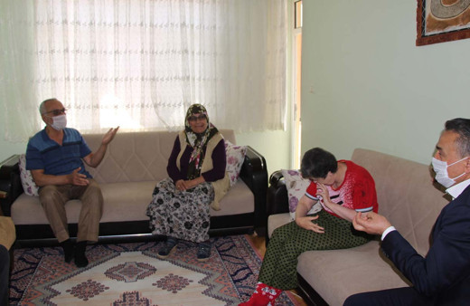 Konya'da komşu gibi komşu! 27 yıldır komşularının engelli çocuğuna bakıyorlar