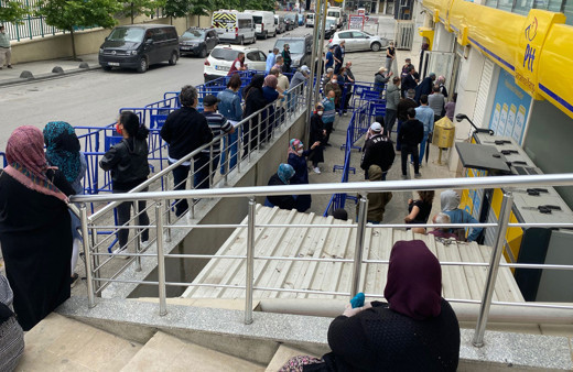 Ümraniye ve Sancaktepe'deki PTT önlerinde metrelerce kuyruk 