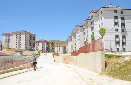 TOKİ Hakkari'de terör mağduru aileleri yeni yuvalarına kavuşturdu