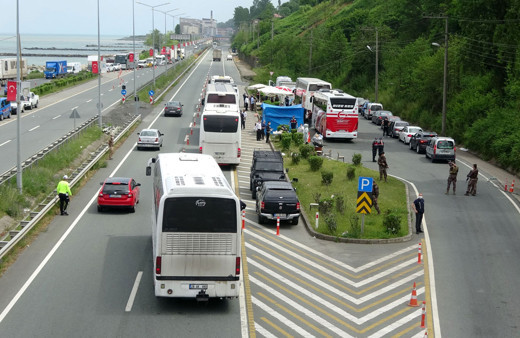 Rize’ye 2 günde 9 bine yakın çay üreticisi geldi! Kilometrelerce kuyruk oluştu
