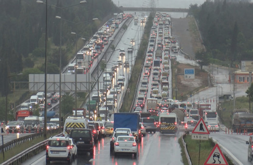 İstanbul'un çıkışı kilit! 65 yaş üstü vatandaşlar uzun kuyruklar oluşturdu