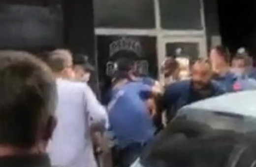 Çocuklar için tanınan sokağa çıkma iznini aşan babaya ters kelepçe girişimi gerginlik çıkardı