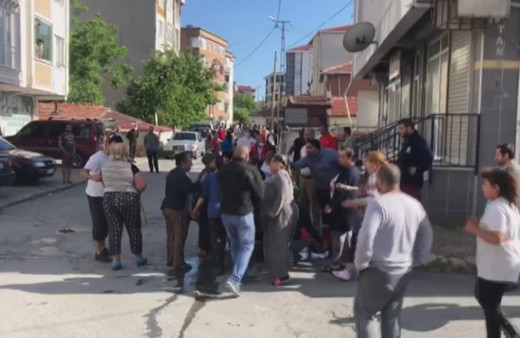 Arnavutköy'de çok sayıda kişi bıçak ve silahla kavga etti: 4 yaralı