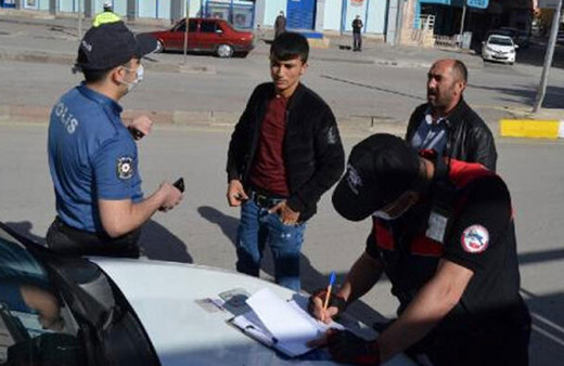 Arabada çekirdek çitlerken cezayı yediler