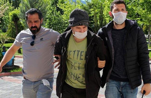 Anne-babasını bıçakla öldürmüştü, tutuklandı