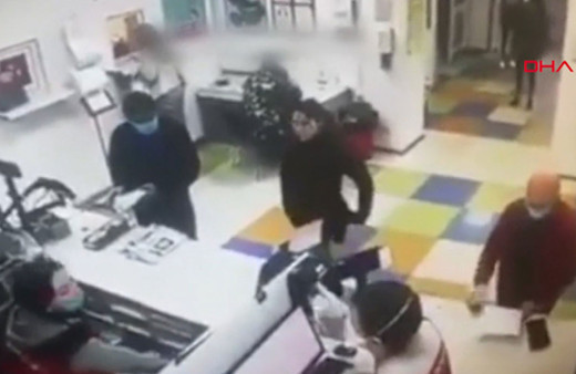 Maske takması istenen kadın donunu indirip kilodunu maske yaptı!