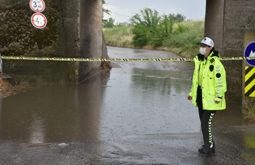 Edirne'yi vuran sağanak sokakları göle çevirdi