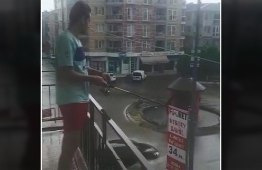 Edirne'de bir kişi sağanak yağışta göle dönen sokağa olta attı