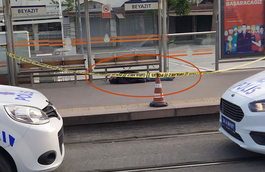 İstanbul Beyazıt tramvay durağında korkunç manzara! Erkek cesedi bulundu