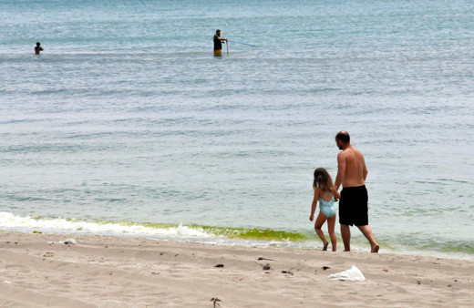 İstanbul'da sokağa çıkma yasağına rağmen denize girdiler