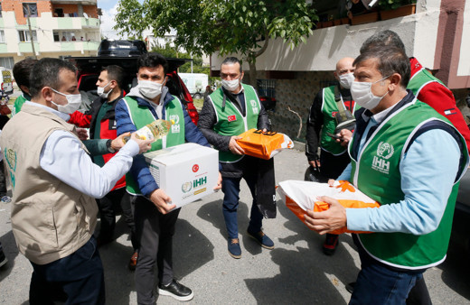 İHH’dan Yetimlere Bayram Hediyesi! Ünlü isimlerden de destek geldi
