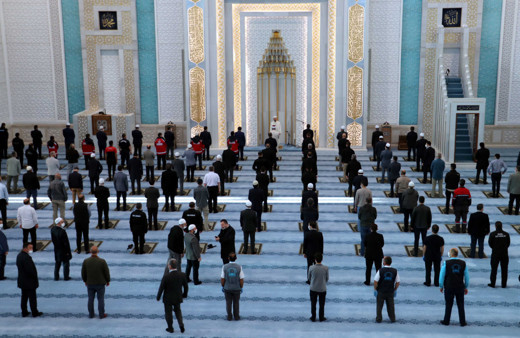 Cuma namazı bugün kılınacak mı Diyanet camiler bugün açık mı?