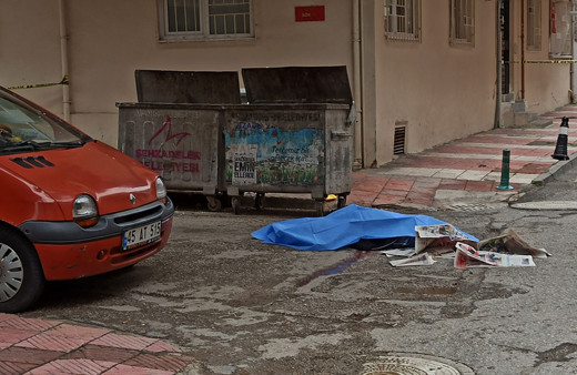 Manisa'da 'beni aldattı' deyip kız arkadaşını sokakta öldürdü