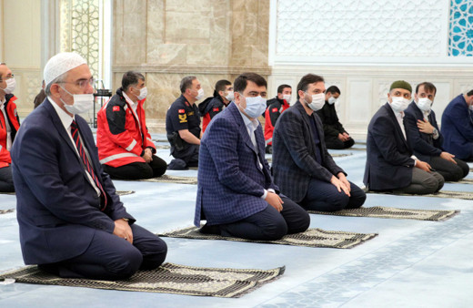 Cuma günü camiler cemaatine kavuşuyor